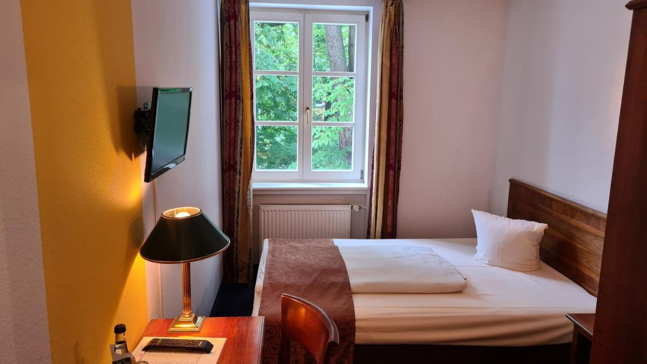 Hotel Koenigin Olga Эльванген Экстерьер фото